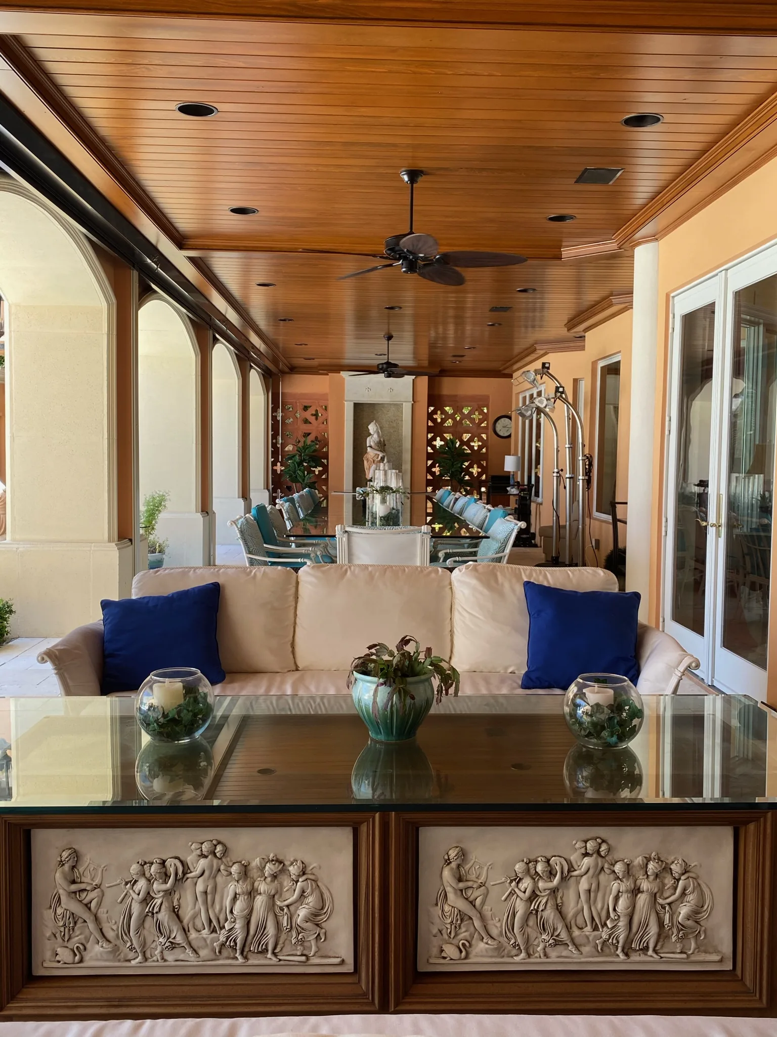 Lanai with a wood ceiling and lounge seating — Casa de Marbella, Palm Beach Gardens, FL