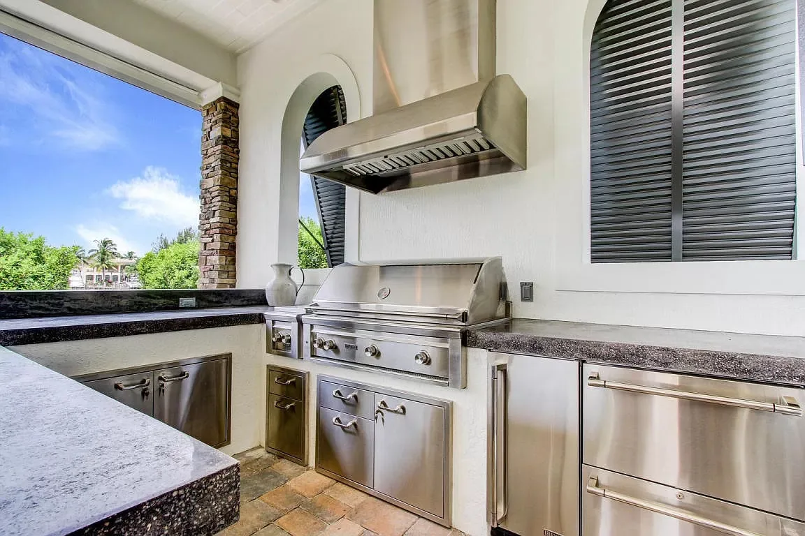 Outdoor grill with a stainless hood and granite counters — Frenchman's Harbour, North Palm Beach, FL