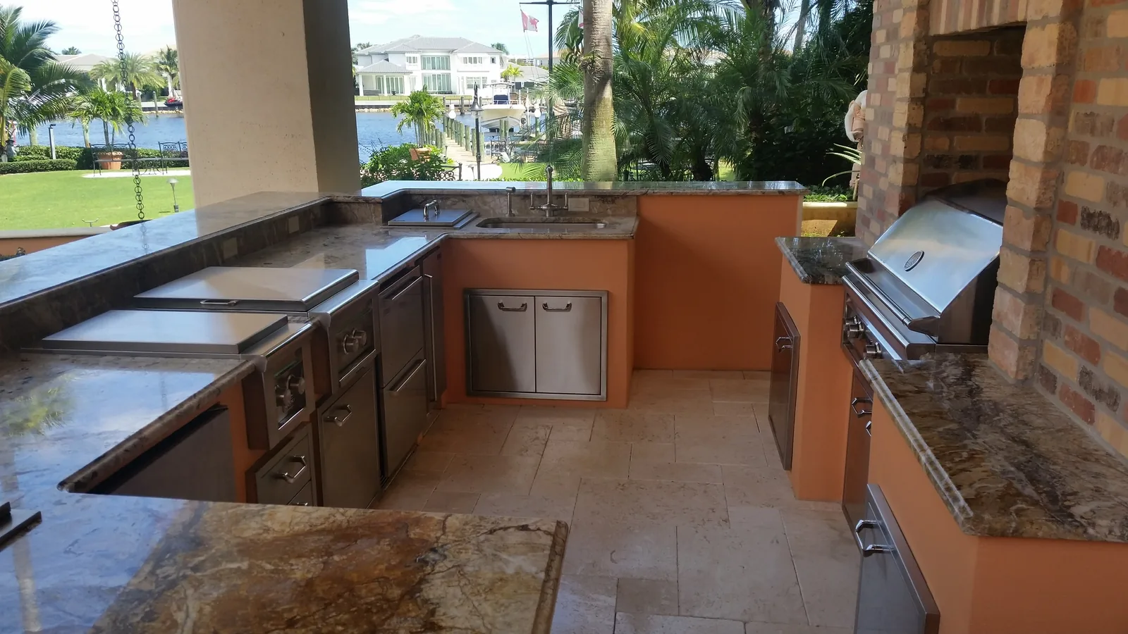 Outdoor kitchen with granite counters on the waterfront — Casa de Marbella, Palm Beach Gardens, FL